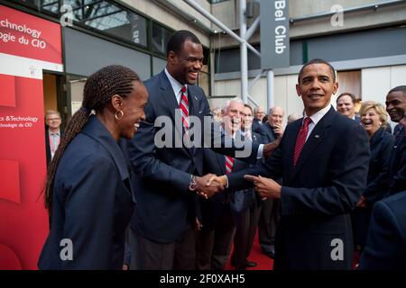 Präsident Barack Obama begrüßt ehemalige olympische Athleten, darunter Jackie Joyner-Kersee und David Robinson, im Bella Center in Kopenhagen, Dänemark, am 2. Oktober 2009 Stockfoto