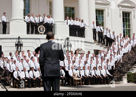 Präsident Barack Obama wendet sich vor einem Gruppenfoto im Südportal des Weißen Hauses an die Uniformierten Division Officers des Geheimdienstes der Vereinigten Staaten, 4. April 2011. Stockfoto