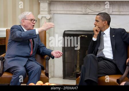 Präsident Barack Obama trifft sich mit Warren Buffett, Chairman von Berkshire Hathaway, im Oval Office, 18. Juli 2011 Stockfoto