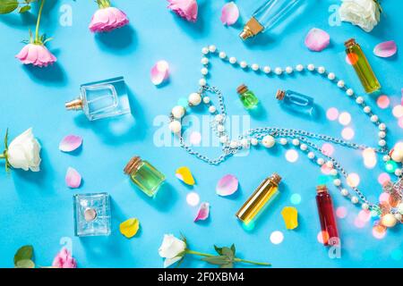 Kosmetik Arrangement mit Flakons und Rosen Stockfoto