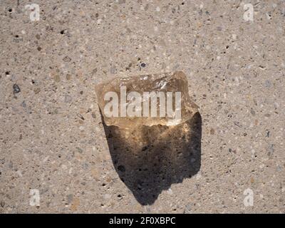 Citrin Mineralstein auf Betonoberfläche. Stockfoto