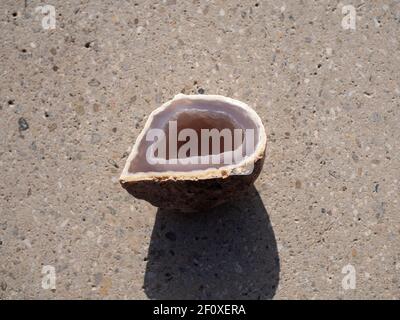 Achat Mineralstein auf Betonoberfläche. Stockfoto