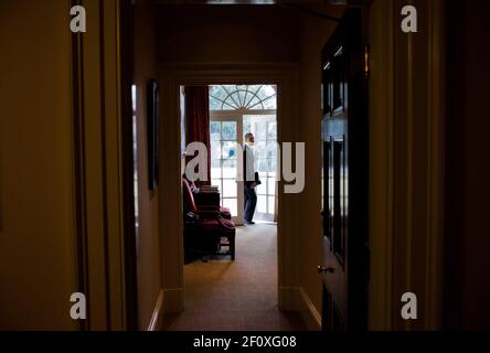 Präsident Barack Obama geht durch die Tür zum Outer Oval Office zu Beginn des Tages Februar 24 2011. Stockfoto