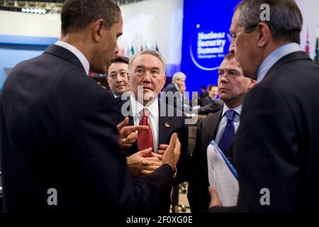 Präsident Barack Obama spricht mit Präsident Nursultan Nasarbajew von Kasachstan, Präsident Dmitri Medwedew von Russland und dem russischen Außenminister Sergei Lawrow während der zweiten Plenarsitzung des Atomsicherheitsgipfels am 13. April 2010 von links Stockfoto
