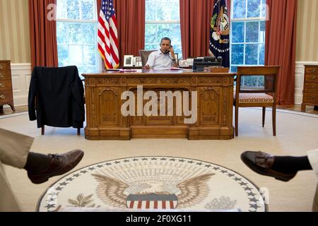 Präsident Barack Obama telefoniert mit dem französischen Präsidenten Nicolas Sarkozy im Oval Office, Samstag, 23. Juli 2011 Stockfoto