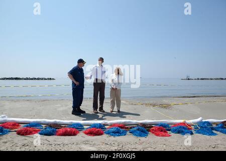 Präsident Barack Obama, National Incident Commander Admiral Thad Allen und Lafourche Parish Präsidentin Charlotte Randolph betrachten die Auswirkungen der BP-Ölpest auf Fourchon Beach in Port Fourchon, La., 28. Mai 2010 Stockfoto