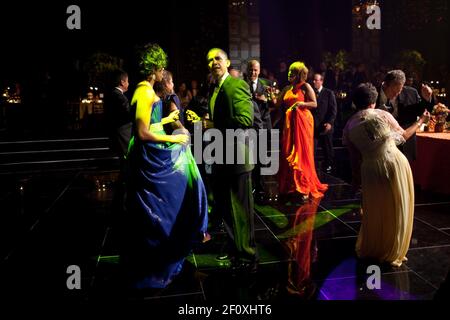 Präsident Barack Obama und First Lady Michelle Obama tanzen zu Musik der United States Marine Band während des State Dinner Empfangs in einem Zelt auf dem South Lawn des Weißen Hauses, 19. Mai 2010 Stockfoto