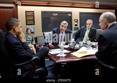 Präsident Barack Obama wird von Generalleutnant Doug Laute während einer Sitzung im Situationsraum des Weißen Hauses am 2. März 2011 unterrichtet. Der stellvertretende Nationale Sicherheitsberater Denis McDonough und der Nationale Sicherheitsberater Tom Donilon befinden sich auf der rechten Seite Stockfoto