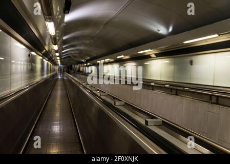 Beweglicher Gang in einem leeren Tunnel einer U-Bahn-Station als abstrakter Hintergrund in Neapel, Italien Stockfoto