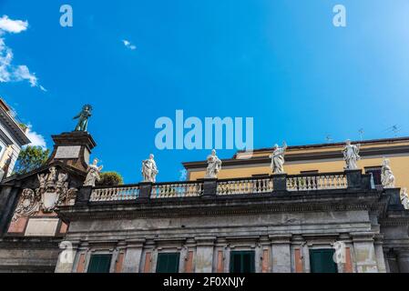 Statuen an der Fassade des Convitto Nazionale Vittorio Emanuele II auf der Piazza Dante in Neapel, Italien Stockfoto