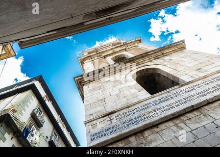 Glockenturm des religiösen Komplexes der Kirche Santa Chiara im historischen Zentrum von Neapel, Italien Stockfoto