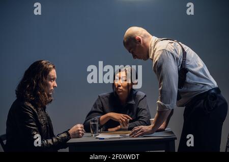 Ein erfahrener Ermittler führt ein Interview auf der Polizeistation durch Stockfoto