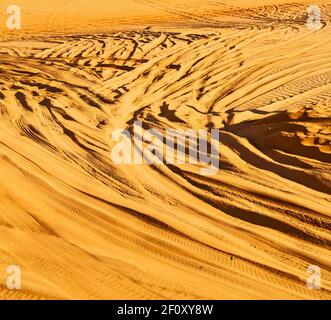 Oman Wüste Spur von einigen Autos im Sand und Richtungsstruktur Stockfoto