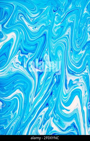 Frei fließende blaue und weiße Acrylfarbe 4. Zufällige Wellen und Locken. Abstrakter Marmorhintergrund oder Textur. Stockfoto