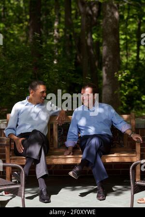 Präsident Barack Obama spricht mit dem russischen Premierminister Dmitri Medwedew auf dem Laurel Cabin Patio während des Gipfeltreffens G8 in Camp David, MD., 19. Mai 2012 Stockfoto
