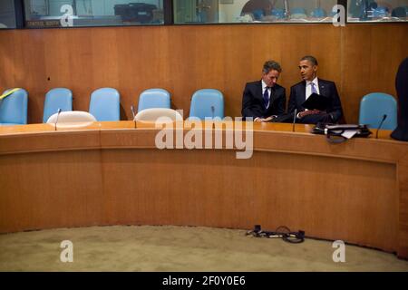 Präsident Barack Obama spricht mit Finanzminister Timothy F. Geithner bei den Vereinten Nationen, 23. September 2010 Stockfoto