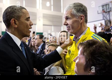 Präsident Barack Obama spricht mit Tom Grilk, während er Ersthelfer und Marathon-Freiwillige an der Cathedral High School begrüßt, 18. April 2013. Die Präsidentin und First Lady Michelle Obama reiste nach Boston, um an einem interreligiösen Gebetsgottesdienst teilzunehmen, der den Opfern der Bombenanschläge des Boston-Marathons gewidmet war Stockfoto