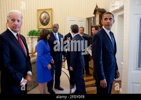 Präsident Barack Obama und Vizepräsident Joe Biden warten mit Mitgliedern des Wirtschaftsteams im Oval Office auf eine Erklärung im Rosengarten des Weißen Hauses, 15. September 2010. Stockfoto