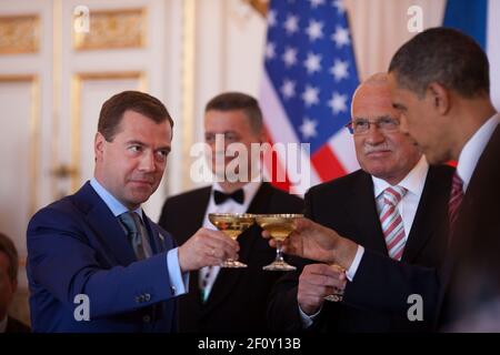 Präsident Barack Obama, der russische Präsident Dmitri Medwedew, links, und der tschechische Präsident Vaclav Klaus stoßen auf die Prager Burg in Prag an Prag, Tschechische Republik, 8. April 2010 Stockfoto