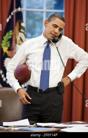 Präsident Barack Obama telefoniert mit dem Sprecher des Repräsentantenhauses John Boehner im Oval Office, 8. April 2011 Stockfoto