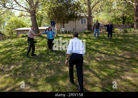 Präsident Barack Obama begrüßt Nachbarn auf der anderen Straßenseite von MogoOrganic Farm in Mount Pleasant Iowa April 27 2010. Stockfoto