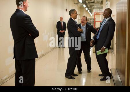 Präsident Barack Obama scherzt mit dem Pressesprecher Robert Gibbs und dem persönlichen Berater Reggie Love, rechts, im Fontainebleau Hotel in Miami, Florida, 26. Oktober 2009 Stockfoto