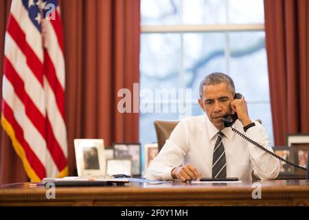 Präsident Barack Obama telefoniert im Oval Office, 10. März 2015 Stockfoto