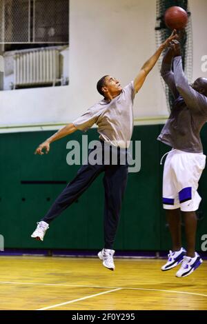 Präsident Barack Obama spielt Basketball mit persönlicher Hilfe Reggie Love, 23. September 2009 Stockfoto