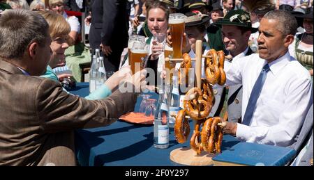 Präsident Barack Obama hat Bundeskanzlerin Angela Merkel und ihrem Mann, Professor Joachim Sauer, in Kren ein Glas Bier serviert. Juni 7, 2015 Stockfoto