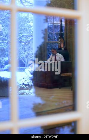 Präsident Barack Obama telefoniert im Oval Office 1/27/09. Stockfoto