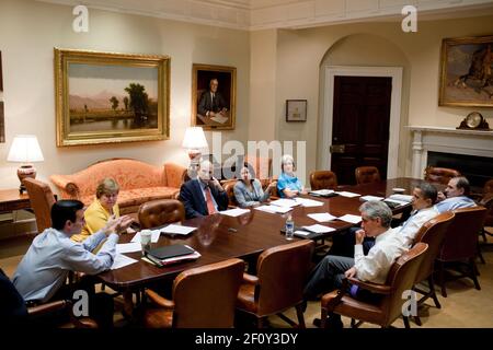 Präsident Barack Obama nimmt am 7. August 2009 an einem Gesundheitstreffen im Roosevelt-Raum des Weißen Hauses Teil. Von links: Peter Orszag, Christy Romer, Phil Schiliro, Nancy-Ann Deparle, Kathleen Sebelius, Stabschef Rahm Emanuel, Präsident Obama und David Axelrod Stockfoto