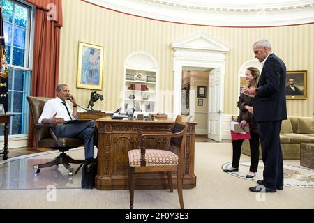 Präsident Barack Obama telefoniert im Oval Office, 15. Juli 2016. Stabschef Denis McDonough und Avril Haines, stellvertretender nationaler Sicherheitsberater, hören zu Stockfoto