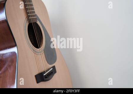 Soundboard einer akustischen Gitarre Nahaufnahme auf einem weißen Hintergrund Stockfoto