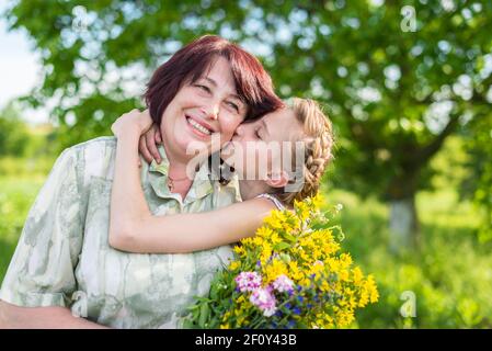 Küsse-Enkelin-Oma Stockfoto