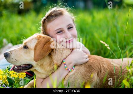 Das Mädchen umarmt den Hund Stockfoto