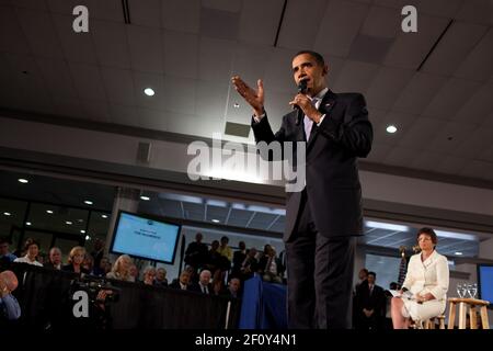 Präsident Barack Obama beantwortet Fragen während einer Gesundheitsreform Rathaus Sitzung am Northern Virginia Community College in Annandale VA. Juli 1 2009. Senior Advisor Valerie Jarrett sitzt auf der rechten Seite. Stockfoto