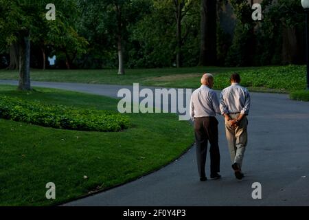 Präsident Barack Obama und Vizepräsident Joe Biden gehen am Sonntag, den 24 2011. Juli, um den South Lawn des Weißen Hauses. Stockfoto