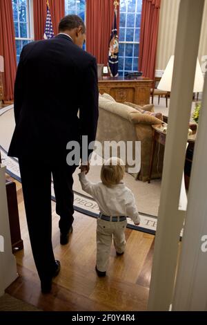 Präsident Barack Obama betritt das Oval Office mit William Jones, dem Sohn des Luke Jones Presidential Personnel Office, vor einem Abschiedsfoto mit der Jones-Familie am 29. September. 2011. Stockfoto