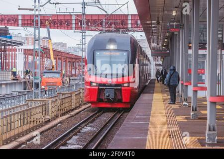 Moskau, Russland - 04. März 2021: Expresszug vom Flughafen Scheremetjewo nähert sich am Wintertag dem Bahnsteig. Stockfoto