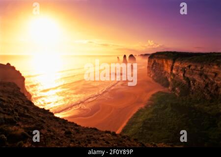 Die zwölf Apostel bei Sonnenuntergang, in der Nähe von Port Campbell, Shipwreck Coast, Great Ocean Road, Victoria, Australien Stockfoto