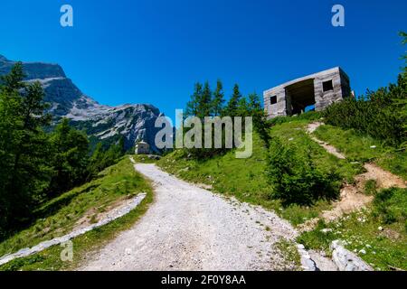 Bunker von der ursprünglichen italienischen Grenze auf dem Weg zum Aussichtspunkt Vrsic, Vrsic Pass, Slowenien Stockfoto