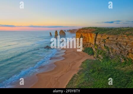 Dämmerung an den 12 Apostles, in der Nähe von Port Campbell, Shipwreck Coast, Great Ocean Road, Victoria, Australien Stockfoto