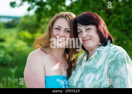Lächelnde Mutter und Tochter Stockfoto