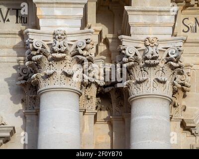 Detail des Kapitels der korinthischen Ordenspalten von Die Fassade der Kathedrale von Syrakus Stockfoto