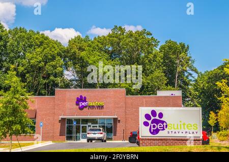 Snellville, GA / USA - 07 20 20: Petsuites Road Schild und Gebäude Stockfoto