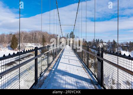 Winteransicht der Brücke über den Montmorency Fällen, in Quebec City. Stockfoto