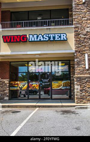 Snellville, GA / USA - 07 20 20: Wing Master Schild und Eingang Stockfoto