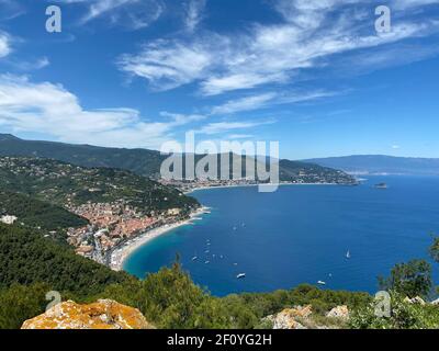 Panoramablick auf die Bucht vor Noli, Spotorno und Bergeggi, Ligurien - Italien Stockfoto