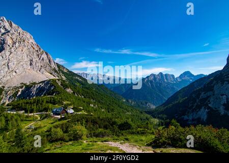 Vrsic Top - Blick vom Berg Vrsic auf Postarski dom und Julian Alpes Panorama. Triglav Nationalpark, Slowenien Stockfoto