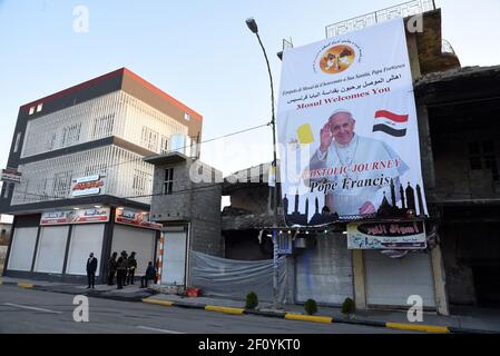 Mosul, Irak. März 2021, 07th. Irakische Sicherheitskräfte nehmen Positionen ein, während Papst Franziskus am Sonntag, den 7. März 2021, in Mossul, Irak, für die Opfer des Krieges betet. Der Papst besuchte Gebiete, die vom IS schwer getroffen wurden. Foto von Murtaja Lateef/UPI Credit: UPI/Alamy Live News Stockfoto